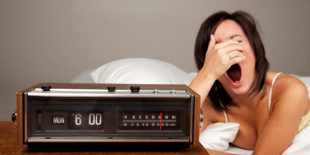 H επιστήμη μίλησε: Γιατί αισθανόμαστε τόσο κουρασμένοι το πρωί (και κάποιοι καλοί τρόποι να ξυπνήσεις όταν δυσκολεύεσαι)