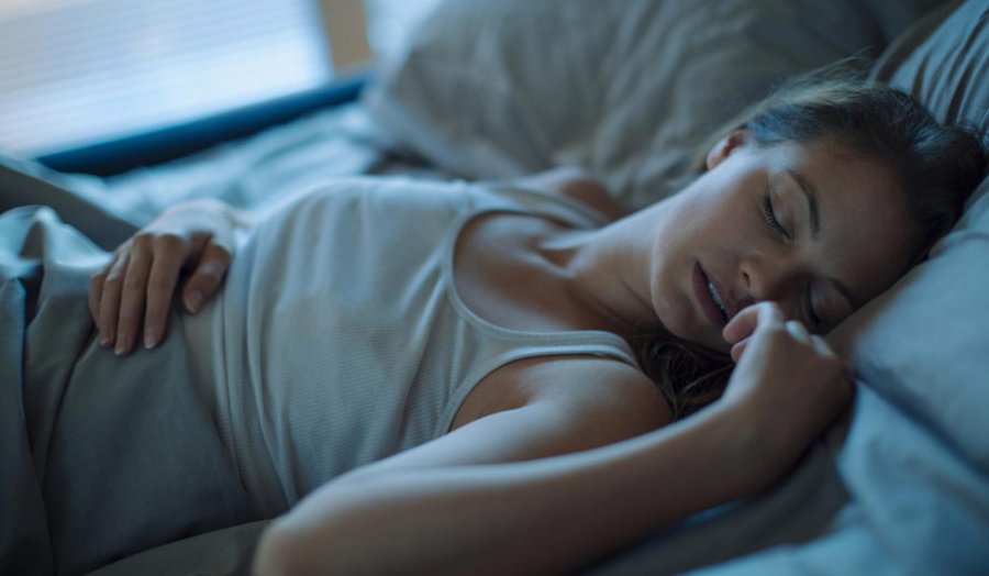 Οι 2 σημαντικές αλλαγές που θα σου συμβούν αν κοιμάσαι μισή ώρα νωρίτερα (ή αργότερα)