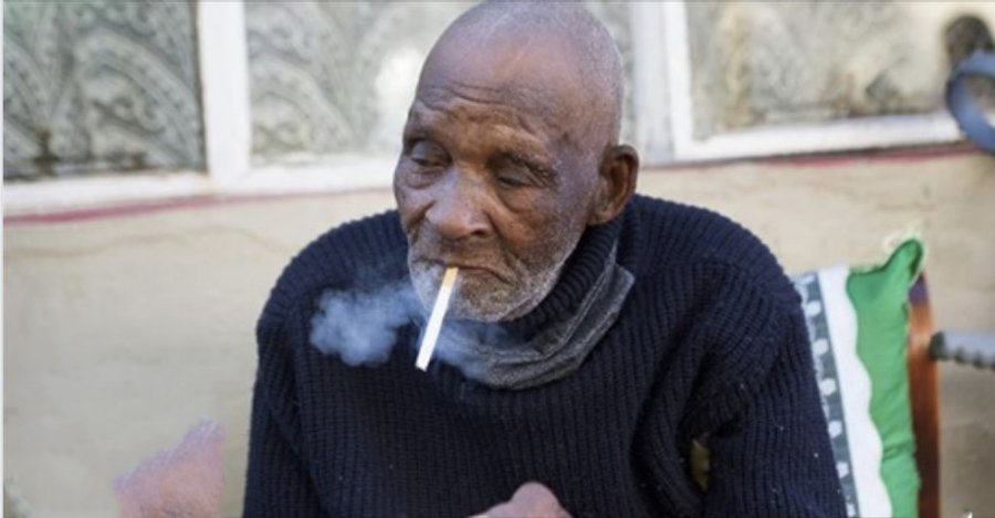 Μόλις έκλεισε τα 116 και στα γενέθλιά του ζήτησε για δώρο μερικά πακέτα τσιγάρα!