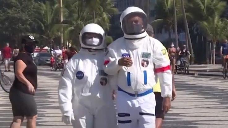 Ζευγάρι έκανε βόλτα φορώντας στολές αστροναυτών για να προστατευθούν από τον κορονοϊό [βίντεο]