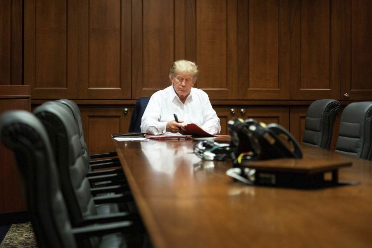 Εικόνες από τον πολυτελή θάλαμο που νοσηλεύεται ο Ντόναλντ Τραμπ – Κρυστάλλινοι πολυέλαιοι, σαλόνι, γραφείο, τραπεζαρία