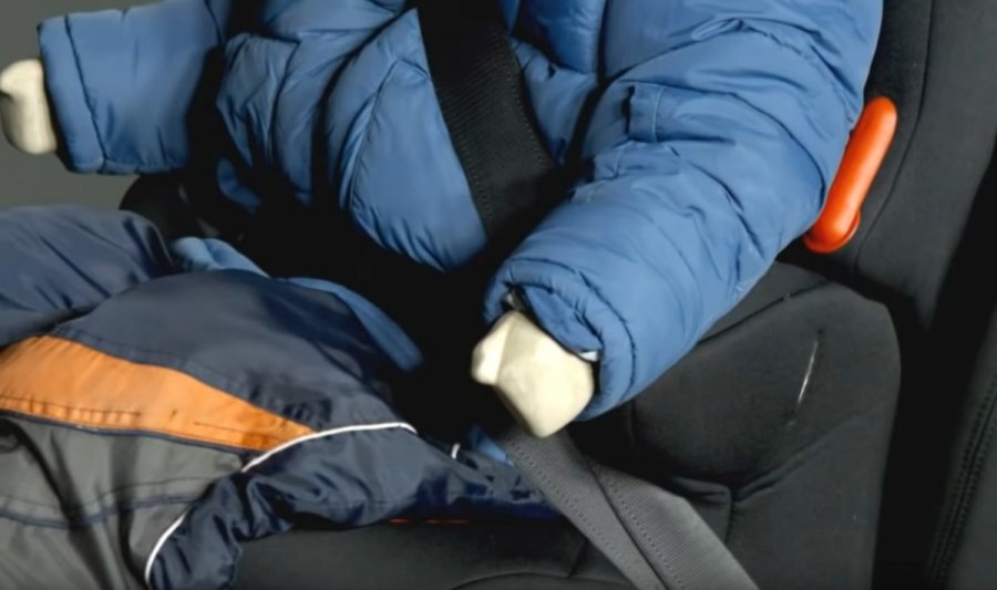 Να γιατί δεν πρέπει να φοράς μπουφάν ενώ οδηγείς [βίντεο]