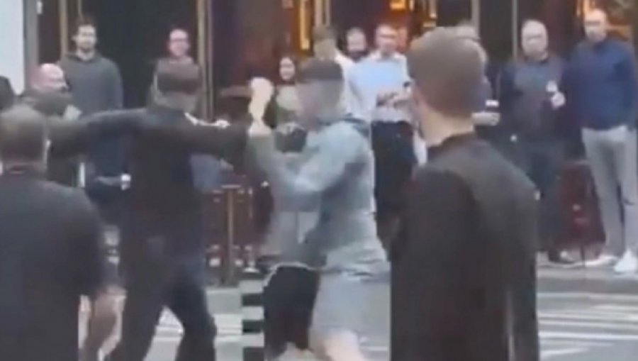 Τρελό ξύλο στο Δουβλίνο, με σερβιτόρους να τσακίζουν μια παρέα ρατσιστών που ενοχλούσε μια μαύρη έγκυο κοπέλα [βίντεο]