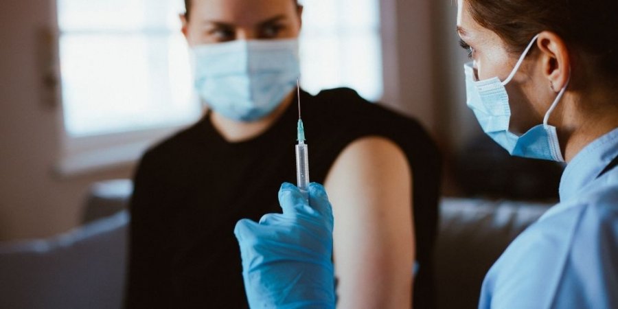 Κορωνοϊός: Αυξάνεται η ανοσία των εμβολιασμένων όταν εκτίθενται στον ιό;- Τι απαντούν οι ειδικοί