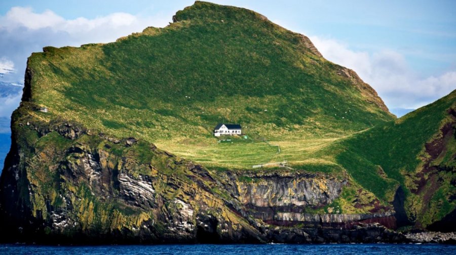 Το πιο απομονωμένο σπίτι στον κόσμο -Πάνω σε ένα μακρινό νησί στην Ισλανδία, το γδέρνει ο Ατλαντικός -Όλοι ψάχνουν ποιος μένει εκεί [εικόνες & βίντεο]