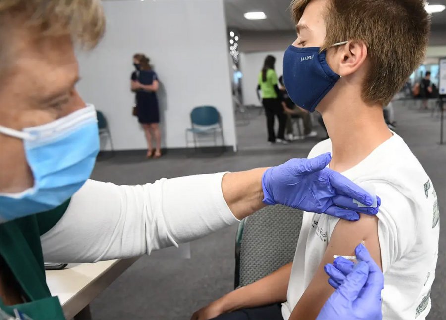 Κορωνοϊός: Γιατί η Επιτροπή είπε «ναι» στον εμβολιασμό των εφήβων 15-17 ετών