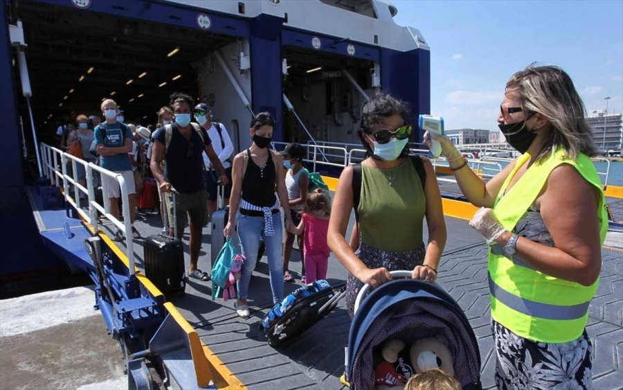 Κορωνοϊός: Οι ανεμβολίαστοι κουβαλάνε στα νησιά τον ιό – «Μάχη» με συνεχείς ελέγχους σε λιμάνια και αεροδρόμια