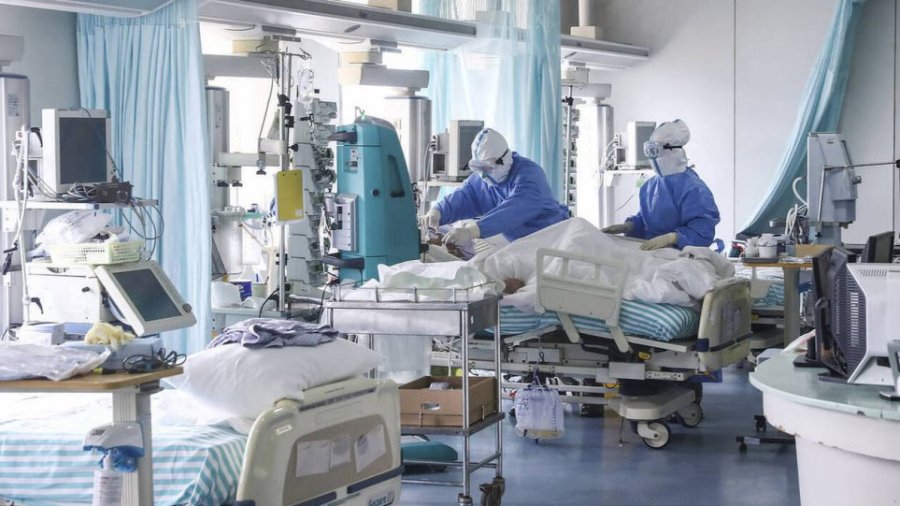 Κορωνοϊός: «Συναγερμός» για την αύξηση των εισαγωγών στα νοσοκομεία