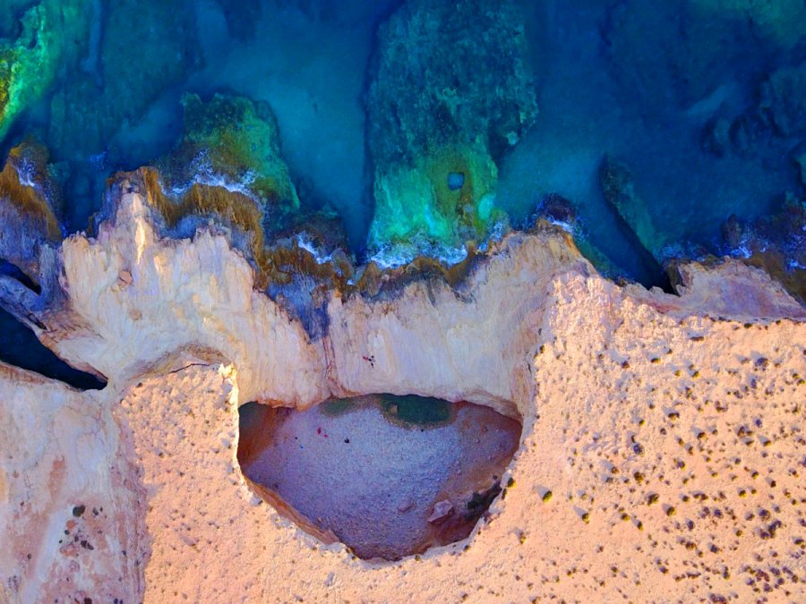 10 από τα πιο εντυπωσιακά θαλάσσια σπήλαια της Ελλάδας σε περιμένουν να τα εξερευνήσεις με τη μάσκα σου [εικόνες]