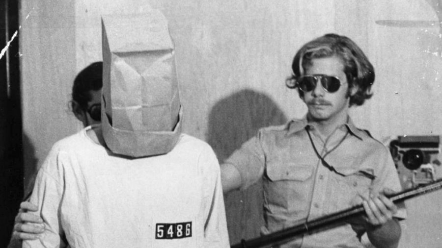 Όταν φοιτητές έπαιξαν το ρόλο δεσμοφυλάκων και φυλακισμένων -Σαν σήμερα 21/8/1971, τελειώνει το ψυχολογικό πείραμα στο Πανεπιστήμιο του Στάνφορντ