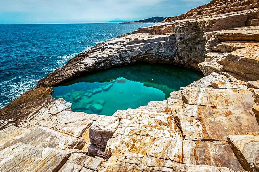 «Το δάκρυ της Αφροδίτης»: Το ωραιότερο μέρος για να κολυμπήσεις στην Ελλάδα τρέλανε και φέτος τους τουρίστες