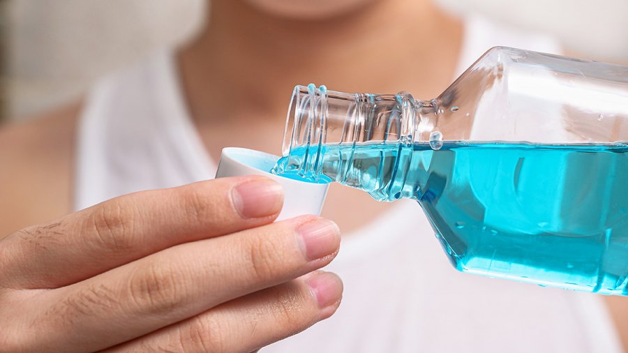 Μια γιατρός αποκάλυψε γιατί ΔΕΝ πρέπει να χρησιμοποιείτε στοματικό διάλυμα μετά το βούρτσισμα με οδοντόκρεμα
