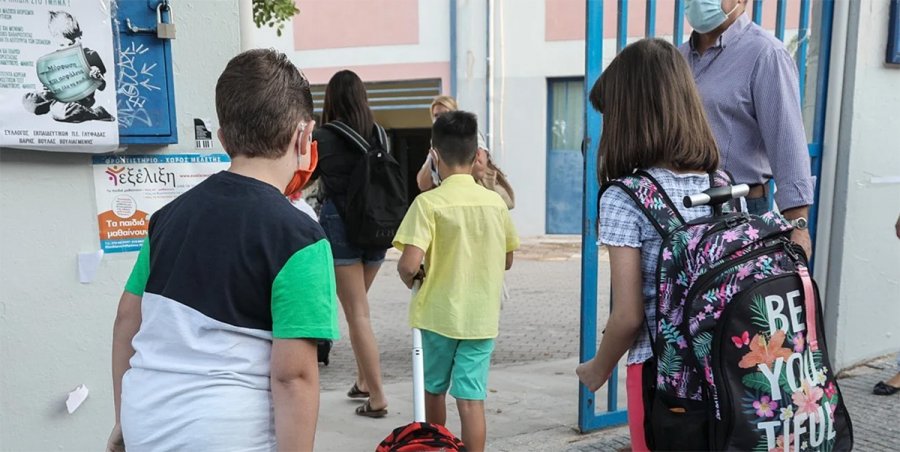 Σύρος: Συνέλαβαν διευθυντή σχολείου ύστερα από μήνυση μητέρας – καθηγήτριας, αρνήτριας των σελφ τεστ και του εμβολιασμού