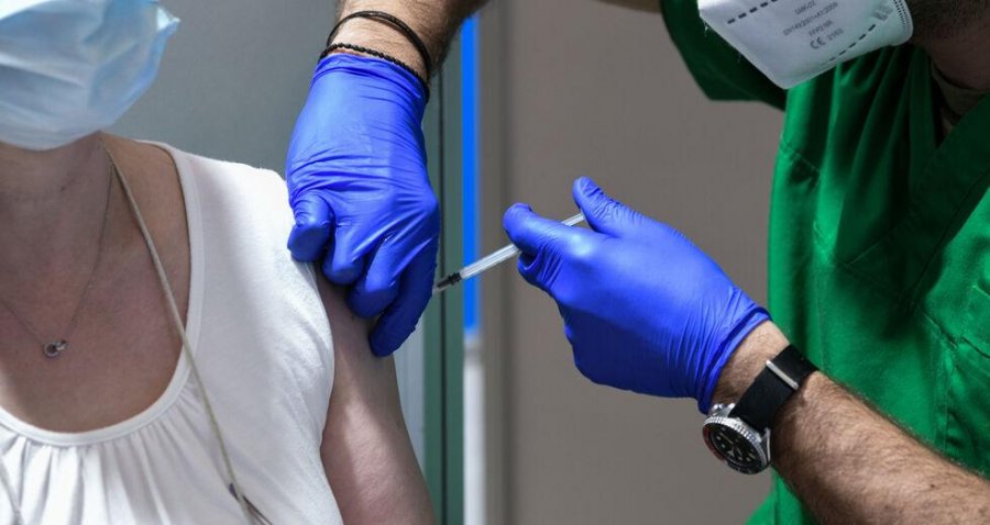 Γυναίκα στη Μεταμόρφωση πήγε για εμβολιασμό και έφυγε τρέχοντας με τη σύριγγα στο χέρι επειδή το μετάνιωσε!