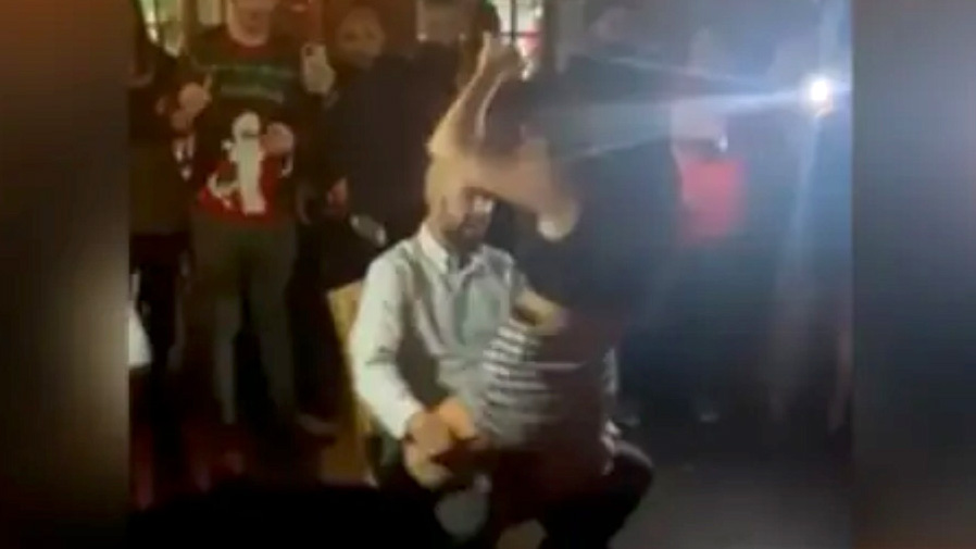 «Ντρέπομαι πολύ» δηλώνει η αστυνομικός που χόρεψε πάνω στον υπαρχηγό της