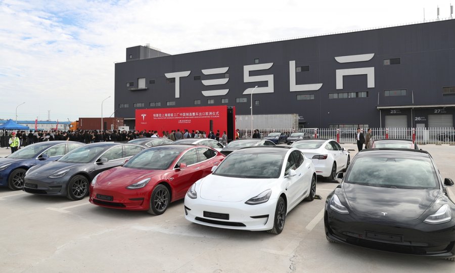 Η Tesla ανακαλεί μισό εκατομμύριο οχήματα για θέματα ασφάλειας