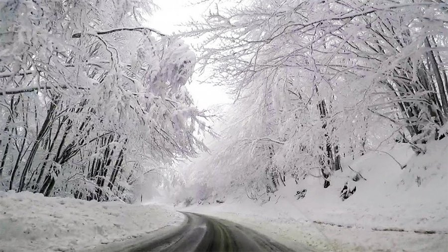 Ο χιονισμένος δρόμος της Ελλάδας που μάγεψε ολόκληρο τον πλανήτη [βίντεο]