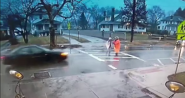 Κόβει την ανάσα: Γυναίκα αστυνομικός θυσιάζεται και την χτυπάει αυτοκίνητο για να σώσει μικρή μαθήτρια που περνούσε το δρόμο [βίντεο]