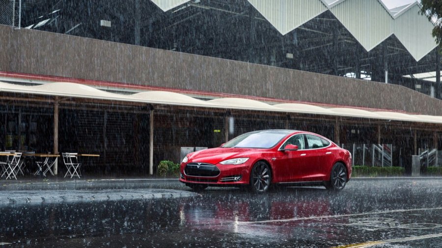 Η βροχή βραχυκύκλωσε Tesla – Πόσα ζητάει η εταιρεία για την αλλαγή της μπαταρίας;