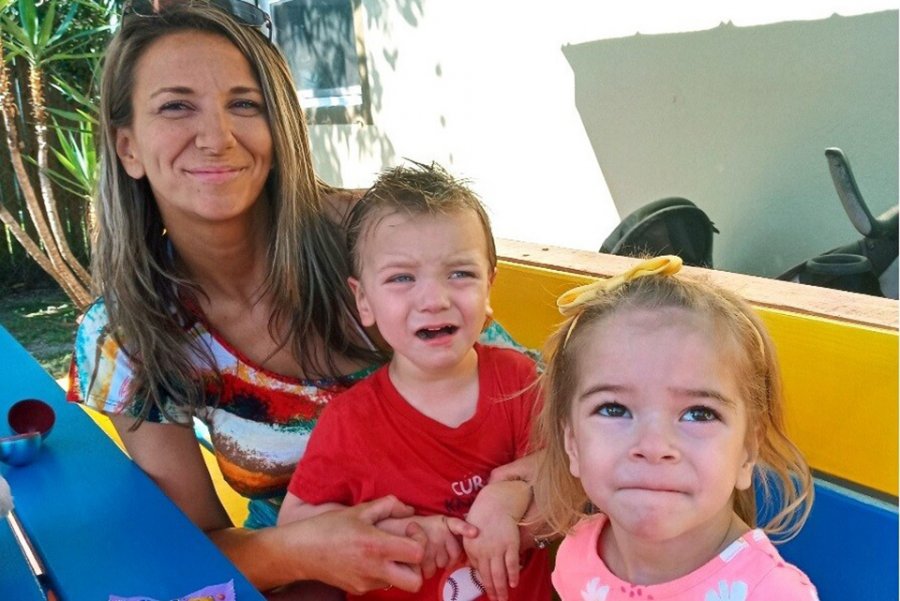 Μητέρα με τα δίδυμα παιδιά της βρέθηκαν νεκροί σε αυτοκίνητο- «Με θολά παράθυρα και έντονη δυσοσμία»