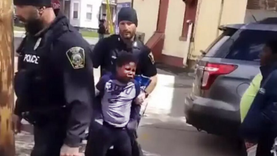 Αστυνομικοί πήραν σηκωτό 8χρονο αγόρι επειδή «έκλεψε ένα σακούλι πατατάκια» [βίντεο]