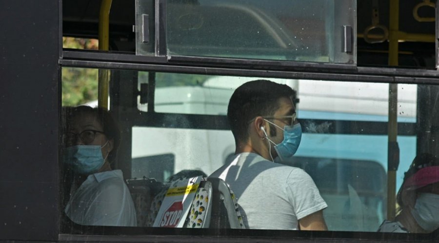 Κορωνοϊός: Υποχρεωτική η μάσκα μόνο σε νοσοκομεία, γηροκομεία και μέσα μεταφοράς – Καταργείται στα καταστήματα