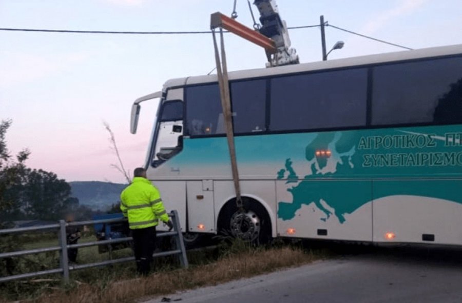 Τροχαίο με λεωφορείο στα Ιωάννινα: Λιποθύμησε ο οδηγός και το όχημα κατέληξε στις μπάρες