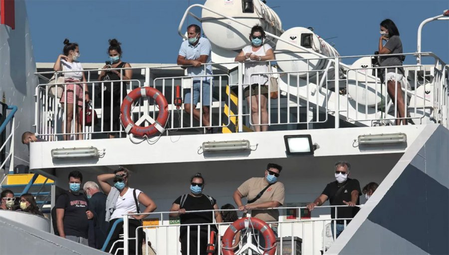 Υποχρεωτική η μάσκα σε ταξί και εσωτερικούς χώρους πλοίων -Δεκτή η εισήγηση της επιτροπής ειδικών