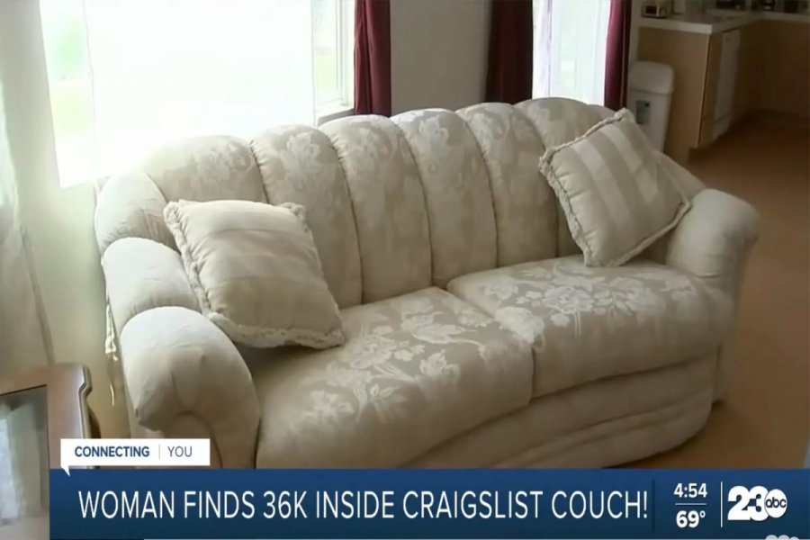 Πήρε μεταχειρισμένο καναπέ δωρεάν στο ίντερνετ και βρήκε μέσα 36.000 δολάρια