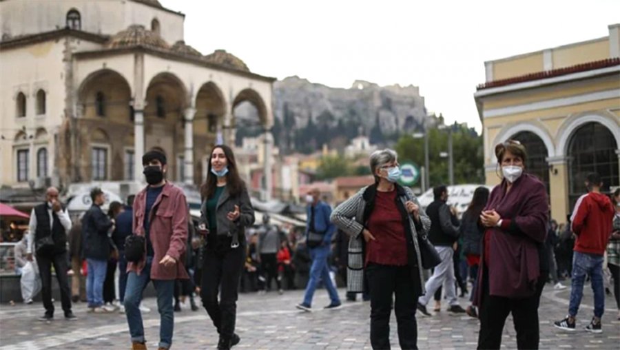 «Πυροβολούμε τα πόδια μας»: Το μοιραίο λάθος που κάνει η Ελλάδα και τα κρούσματα εκτοξεύονται και πάλι