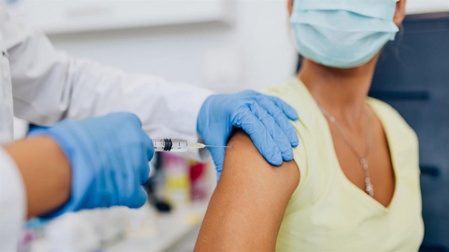 Κορωνοϊός: Εμβολιασμό κατά της Covid για όλους άνω των 30 πρότεινε η Επιτροπή – Ισχυρή σύσταση για τους άνω των 60