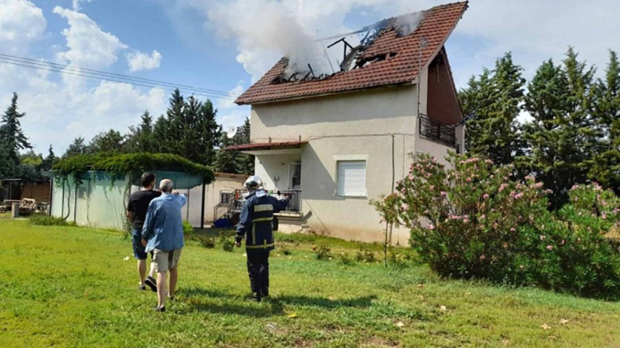 Παραλίγο τραγωδία στη Λάρισα: Κεραυνός χτύπησε κατοικημένο σπίτι – Άνοιξε τρύπα στα κεραμίδια [εικόνες]