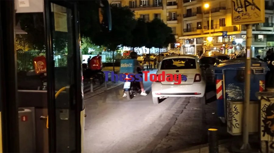 Θεσσαλονίκη: Οργισμένοι επιβάτες κλωτσούν αυτοκίνητο που ακινητοποίησε το λεωφορείο τους για μιάμιση ώρα [εικόνες + βίντεο]