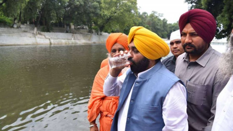 Ηπιε νερό από «ιερό ποταμό» για να πείσει τους ψηφοφόρους του ότι δεν είναι μολυσμένο και πήγε στο νοσοκομείο