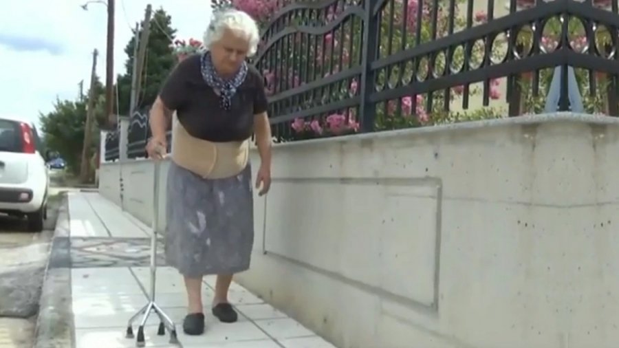 Μετανιωμένη η 75χρονη που πέταξε το μπαστούνι της σε σκυλί – «Ήθελα μόνο να το τρομάξω» [βίντεο]