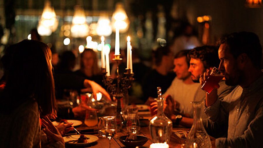 Εστιατόρια στο σκοτάδι, με κρύα πιάτα, ωμό φαγητό και κεριά, κατά της ενεργειακής κρίσης -Η νέα εμπειρία κατά της ενεργειακής κρίσης