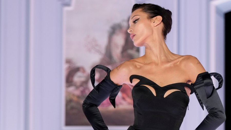 Bella Hadid: Η γυμνή εμφάνιση στην πασαρέλα που έγινε η καλύτερη στιγμή στην καριέρα του μοντέλου [βίντεο]