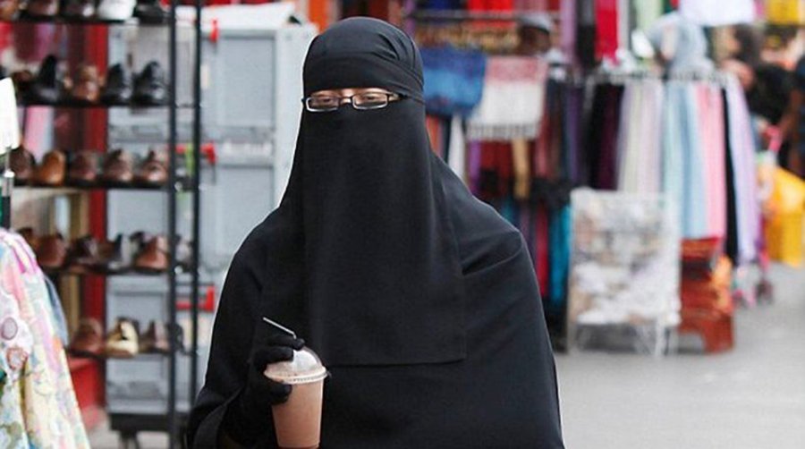 Τσουχτερό πρόστιμο σε όσες φοράνε μπούρκα σχεδιάζει να επιβάλλει η κυβέρνηση της Ελβετίας