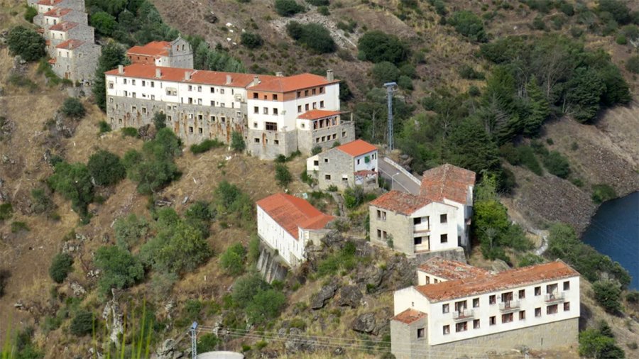 Πωλείται ολόκληρο χωριό έναντι 260.000 ευρώ: Με 44 σπίτια, ξενοδοχείο, πισίνα και εκκλησία! [εικόνες + βίντεο]