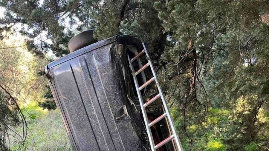 Απίστευτο τροχαίο στα Χανιά – Αυτοκίνητο βγήκε από την πορεία του… και «κρεμάστηκε» σε δέντρο