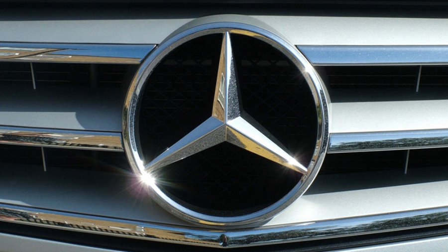 Ανακαλούνται 3.710 Mercedes στην Ελλάδα επειδή μπορεί να ξεκολλήσουν οι ηλιοροφές τους