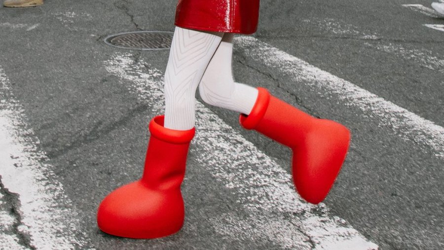 To πιο άσχημο παπούτσι όλων των εποχών -Η αδιανόητη τρέλα με τις τεράστιες κόκκινες πλαστικές μπότες