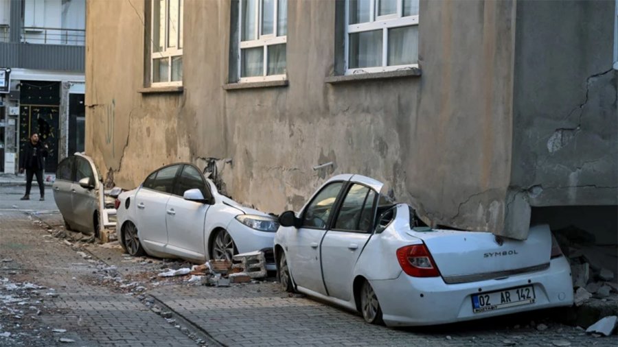 Τουρκία -Απίστευτη εικόνα: Κτίριο ανασηκώθηκε από τον σεισμό και «προσγειώθηκε» πάνω σε αυτοκίνητα