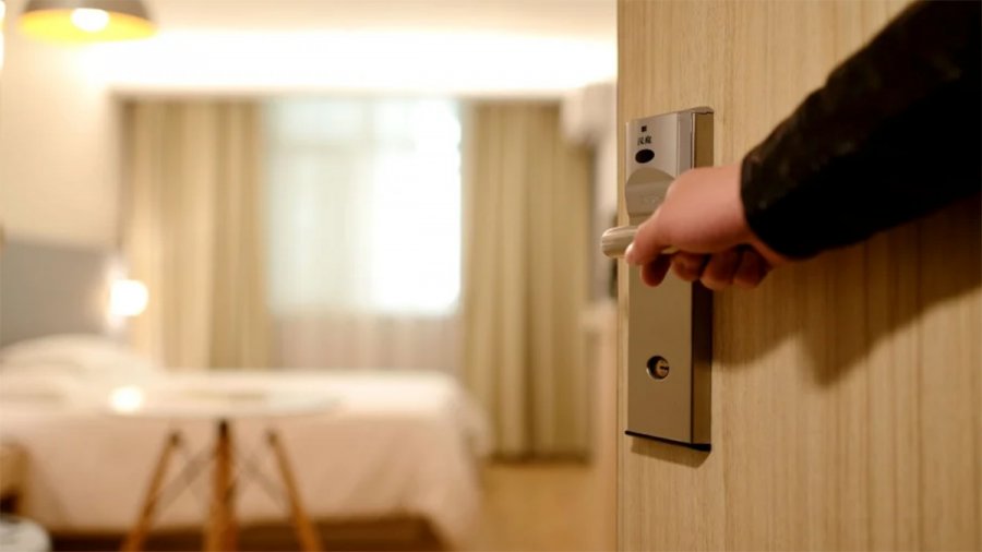 Ειδικός εξηγεί: Γιατί «πρέπει» να «κλείνετε» δωμάτιο ανάμεσα στον δεύτερο και τον τέταρτο όροφο του ξενοδοχείου