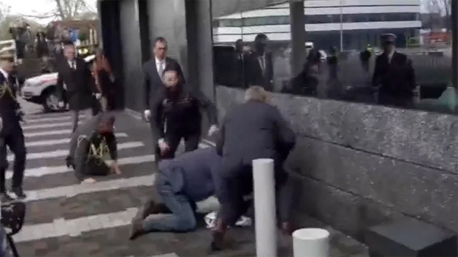Η φρουρά του Μακρόν «γκρέμισε» άνδρα που προσπάθησε να πλησιάσει τον Γάλλο πρόεδρο στο Άμστερνταμ [βίντεο]