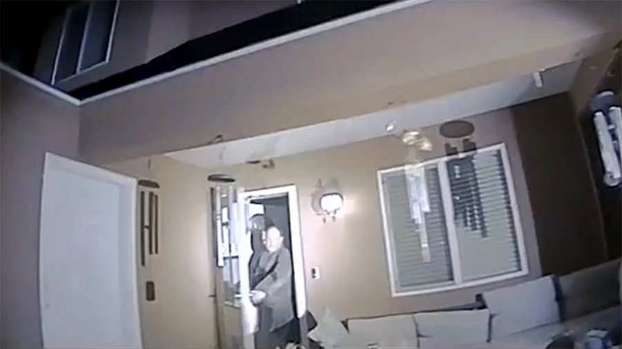 Αστυνομικοί χτύπησαν λάθος πόρτα και σκότωσαν τον ιδιοκτήτη του σπιτιού επειδή βγήκε με όπλο [βίντεο]