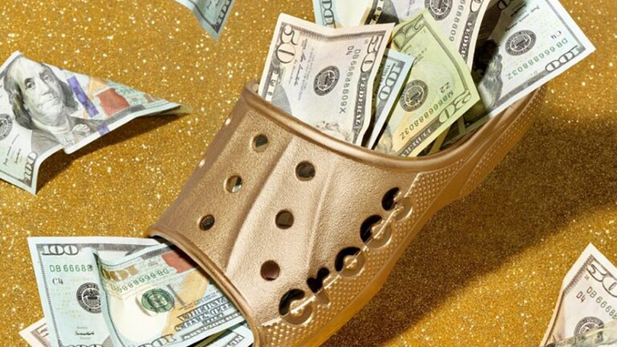 Η μανία με το «άσχημο» παπούτσι: Πώς τα Crocs έγιναν μηχανή που κόβει χρήμα