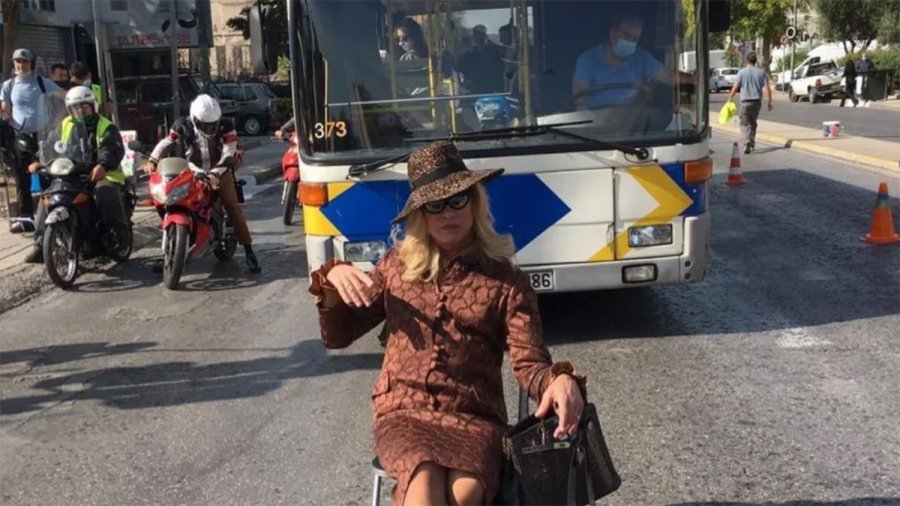 Ο Λάκης Γαβαλάς «έκλεισε» το δρόμο και φωτογραφήθηκε ως drag queen μπροστά από λεωφορείο