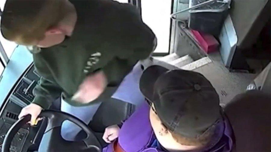 Μικρός ήρωας: 13χρονος μαθητής πήρε το τιμόνι σχολικού όταν λιποθύμησε ο οδηγός [βίντεο]