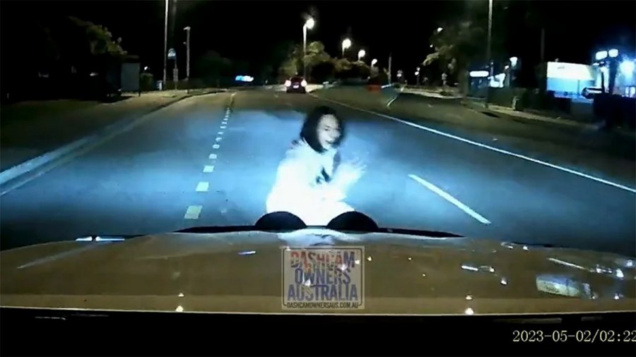 Viral βίντεο με γυναίκα να βγαίνει στη μέση του δρόμου και να τη χτυπάει αυτοκίνητο -Γιατί ξεσήκωσε θεωρίες